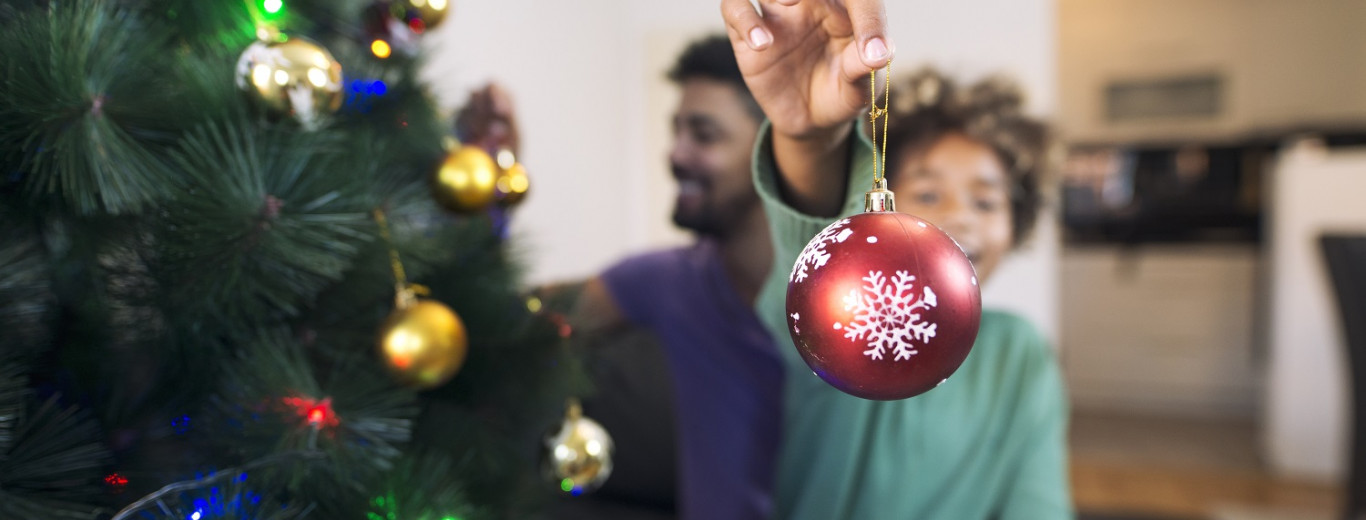 cheerful-girl-holding-christmas-decoration-and-enjoying-holidays.jpg navidad niños tea