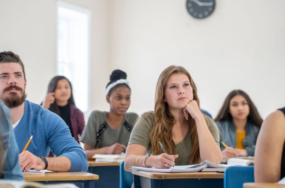 Aula universitària amb alumnat