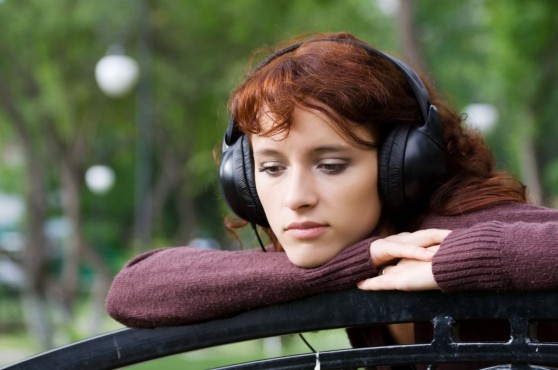Noia escoltant música amb auriculars