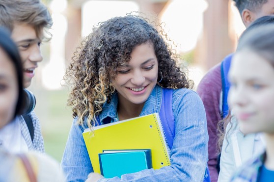 Chica con la carpeta saliendo de clase
