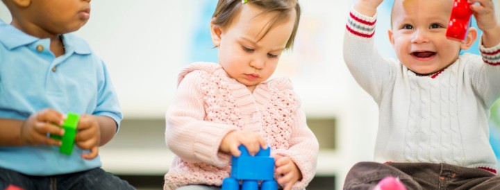 Niños y niñas jugando