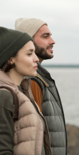 Pareja de adultos mirando al horizonte